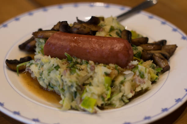 een bord andijviestamppot met worst