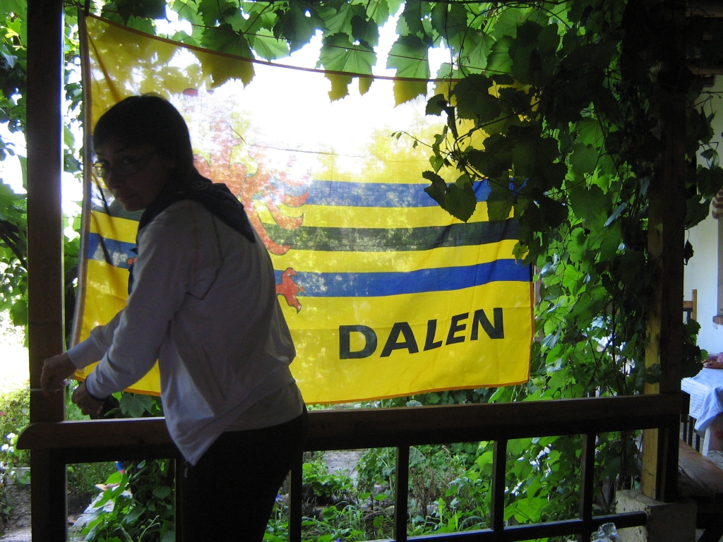 Vlag van Dalen hangt in het St. Marinaklooster