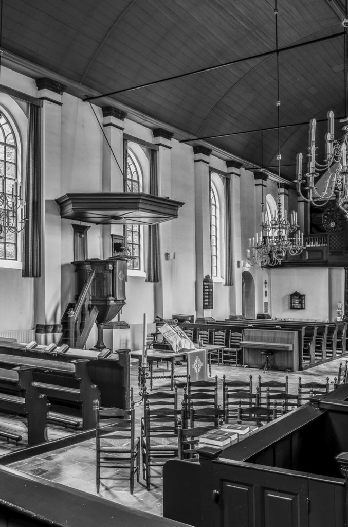 Interieur kerk Dalen, met de oude preekstoel