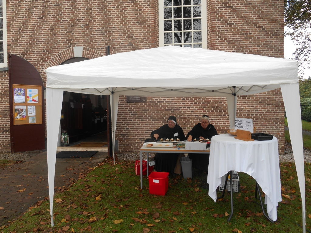 Kniepertjes verkopen op de najaarsmarkt